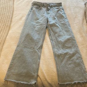 Women’s light wash relaxed fit Zara jeans